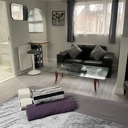 Newly Renovated Studio In Acton Londra Esterno foto
