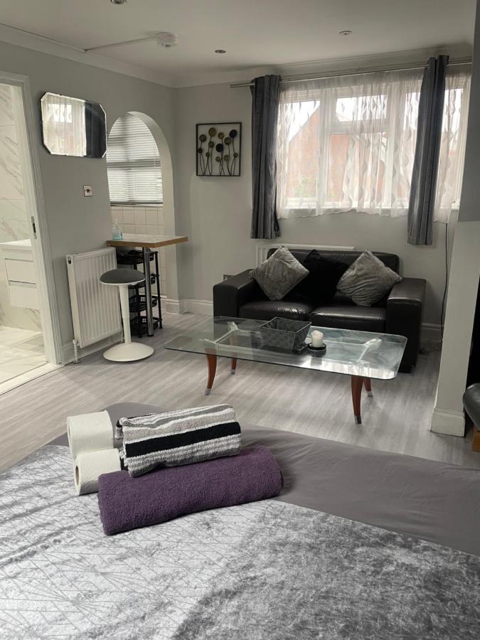 Newly Renovated Studio In Acton Londra Esterno foto